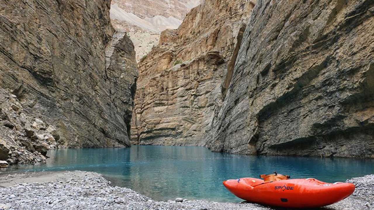 Tsarap Chu River Walk near Sarchu